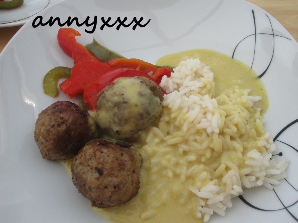 Thermomix Rezept: Frikadellen mit Reis, Paprika Gemüse und Curry Sauce